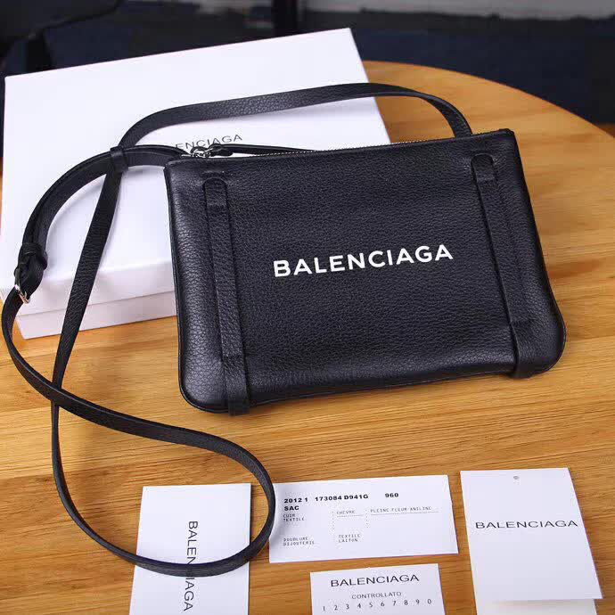 BALENCIAG巴黎世家 超暴款包包 摔紋牛皮斜挎包  BL1860